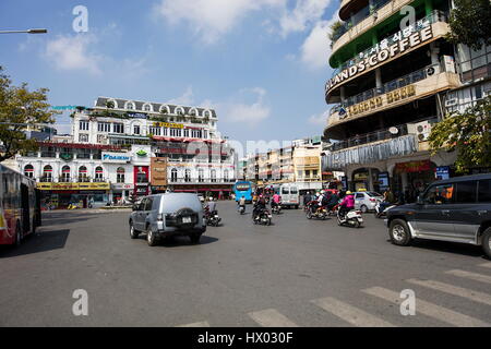 HANOI, VIETNAM - 17. Februar 2017: Unbekannte Leute auf der Straße von Hanoi, Vietnam. Hanoi ist die Hauptstadt von Vietnam und haben mehr als 7,5 Millionen ci Stockfoto