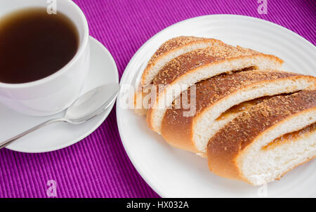 Brötchen mit Apple anfüllen und Tasse Tee Stockfoto