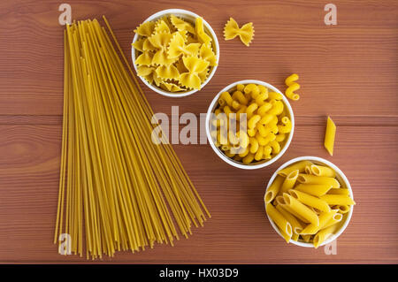 Verschiedene Arten von Nudeln (Pasta). Die Ansicht von oben Stockfoto