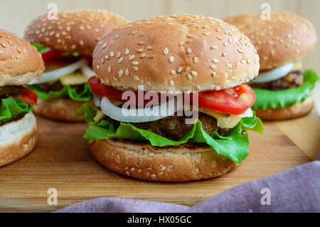 Hausgemachte Hamburger Sandwich mit saftige Burger, Käse, frisches Gemüse Stockfoto