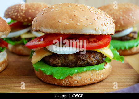 Hausgemachte Hamburger Sandwich mit saftige Burger, Käse, frisches Gemüse Stockfoto