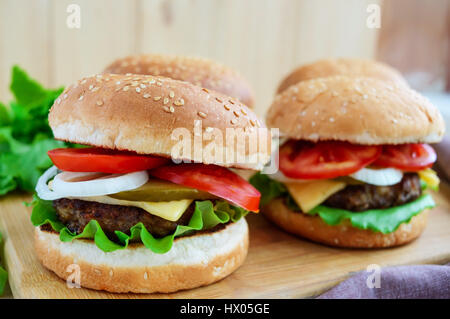 Hausgemachte Hamburger Sandwich mit saftige Burger, Käse, frisches Gemüse Stockfoto