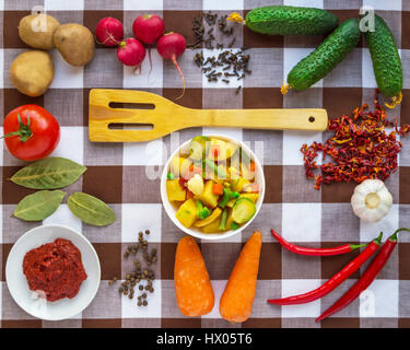 Gemüseeintopf (Kartoffeln, Spargel, Karotten, Rosenkohl, Mais, Erbsen, Wirsing, Brokkoli) in einer weißen Schale. Um eine Menge von Ingridietov. Ve Stockfoto