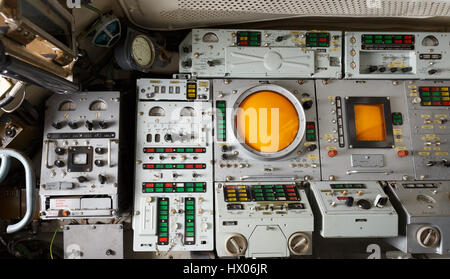 TELAR Fahrzeuginnenraum des Buk-M1-Boden-Luft-Raketen-Systems mit Radarschirm und Kontrollen für die Betreiber. Stockfoto