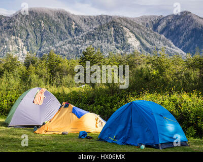 Zelte am Campingplatz Park Pumalín El Vulkan, Asche bedeckt hängen des Vulkans Chaiten im Rücken, Park Pumalín, Patagonien, Chile Stockfoto