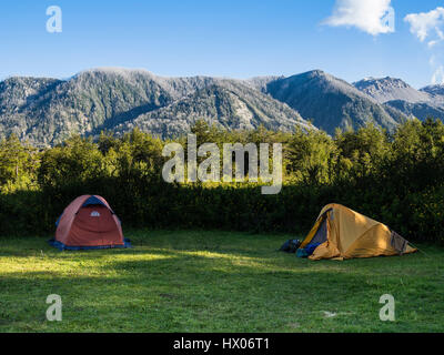 Zelte am Campingplatz Park Pumalín El Vulkan, Asche bedeckt hängen des Vulkans Chaiten im Rücken, Park Pumalín, Patagonien, Chile Stockfoto