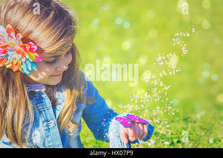 Wunderschönes kleines Mädchen mit magischen Schmetterling; Fantasie-Konzept Stockfoto