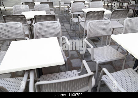 Frankreich, Nizza, Markt der Cours de Selaya, Tische und Stühle. Stockfoto