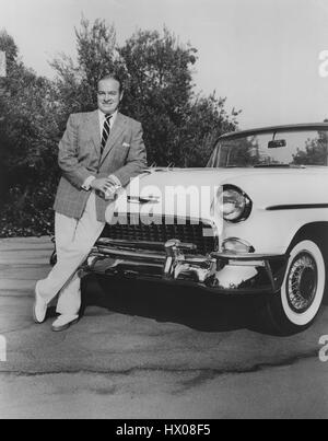 Bob Hope, Porträt mit Chevy Cabrio, 1956 Stockfoto