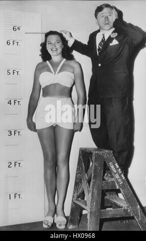 Mickey Rooney Messhöhe von Dorothy Ford, Werbemittel, Portrait für den Film, 'Onkel Andy Hardy' (aka Liebe lacht Andy Hardy), MGM, 1946 Stockfoto