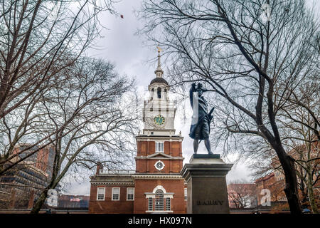 Independence Hall und John Barry Statue - Philadelphia, Pennsylvania, USA Stockfoto