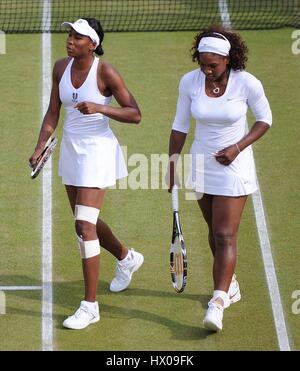VENUS WILLIAMS SERENA WILLIAMS Damen Doppel WIMBLEDON LONDON ENGLAND 26. Juni 2009 Stockfoto