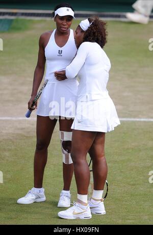 VENUS WILLIAMS SERENA WILLIAMS Damen Doppel WIMBLEDON LONDON ENGLAND 26. Juni 2009 Stockfoto