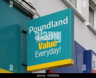 Ladenschild UK Retail, Poundland-Schild außerhalb des Ladengeschäfts in UK. Stockfoto