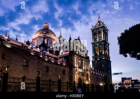 Puebla Kathedrale bei Nacht - Puebla, Mexiko Stockfoto