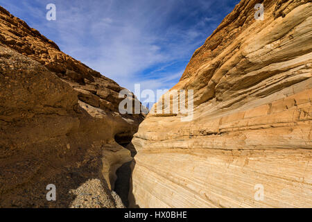 Diese Ansicht sieht einen Slot auf dem Trail im Mosaic Canyon des Death Valley National Park, Kalifornien, USA.  Dies zeigt die Marmor Wand auf der rechten Seite Stockfoto