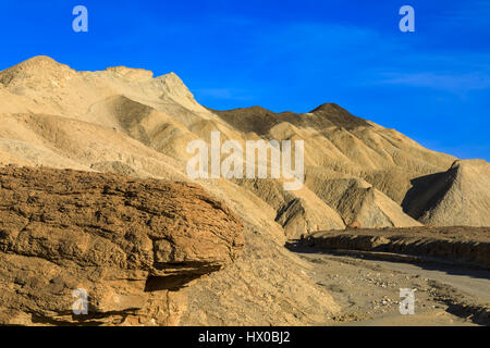 Dies ist ein Blick auf die helle gelbe Berge in 20 Mule Team Canyon in Death Valley Nationalpark, Kalifornien, USA. Stockfoto