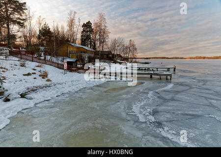 Gefrorene Meer außerhalb der Insel Resarö, Schweden Stockfoto