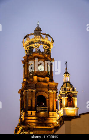 Turm de Nuestra Señora de Guadalupe Kirche bei Sonnenuntergang - Puerto Vallarta, Jalisco, Mexiko Stockfoto