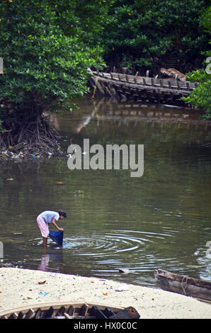 Eine Frau wäscht Kleidung im Fluss in dem Dorf Makyone Galet Lampi National Marine Park, Myeik-Archipel, Myanmar Stockfoto