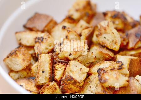 Nahaufnahme von Brot Croutons in weiße Schüssel. Stockfoto