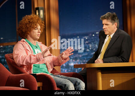 Comic-Karotte (Scott Thompson), links oben, mit Host Craig Ferguson während ein Segment der 'The Late Late Show with Craig Ferguson"bei CBS Television City am 15. April 2008 in Los Angeles, Kalifornien. Foto von Francis Specker Stockfoto