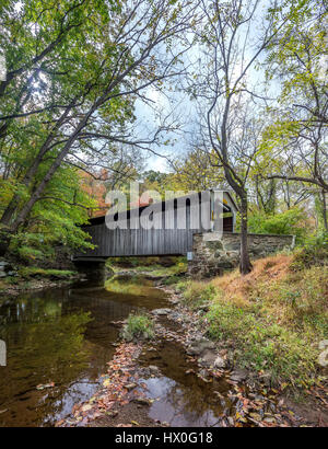 Überdachte Brücke in Pennsylvania im Herbst mit Fluss und Herbst Farben Stockfoto