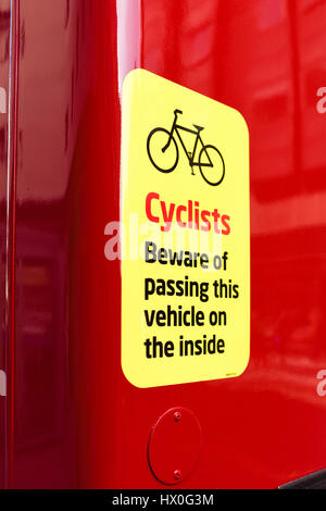 Warnschild Radfahrer am Bus, Birmingham, UK. Stockfoto