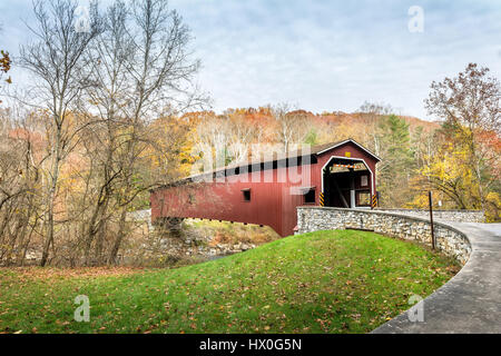 Überdachte Brücke in Colemanville Pennsylvania im Herbst Stockfoto