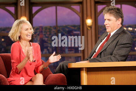 Hosten Sie Craig Ferguson, rechts, mit der Schauspielerin Kristin Chenoweth während ein Segment der 'The Late Late Show with Craig Ferguson"bei CBS Television City am 29. Oktober 2007, in Los Angeles, Kalifornien. Bildnachweis: Francis Specker Stockfoto