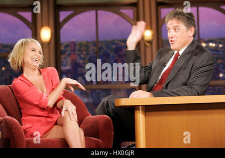 Hosten Sie Craig Ferguson, rechts, mit der Schauspielerin Kristin Chenoweth während ein Segment der 'The Late Late Show with Craig Ferguson"bei CBS Television City am 29. Oktober 2007, in Los Angeles, Kalifornien. Bildnachweis: Francis Specker Stockfoto