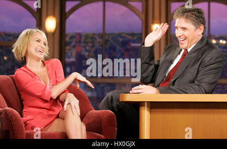 Hosten Sie Craig Ferguson, rechts, mit der Schauspielerin Kristin Chenoweth während ein Segment der 'The Late Late Show with Craig Ferguson"bei CBS Television City am 29. Oktober 2007, in Los Angeles, Kalifornien. Bildnachweis: Francis Specker Stockfoto