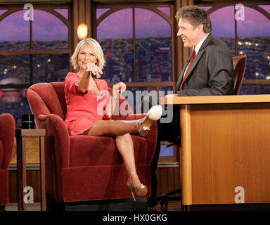 Hosten Sie Craig Ferguson, rechts, mit der Schauspielerin Kristin Chenoweth während ein Segment der 'The Late Late Show with Craig Ferguson"bei CBS Television City am 29. Oktober 2007, in Los Angeles, Kalifornien. Bildnachweis: Francis Specker Stockfoto