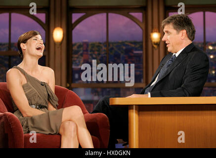 Host Craig Ferguson, sprechen Recht und Schauspielerin Michelle Monaghan während ein Segment der 'The Late Late Show with Craig Ferguson"bei CBS Television City am 8. Oktober 2007 in Los Angeles, Kalifornien. Bildnachweis: Francis Specker Stockfoto