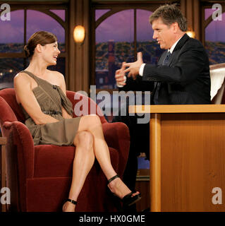 Host Craig Ferguson, sprechen Recht und Schauspielerin Michelle Monaghan während ein Segment der 'The Late Late Show with Craig Ferguson"bei CBS Television City am 8. Oktober 2007 in Los Angeles, Kalifornien. Bildnachweis: Francis Specker Stockfoto