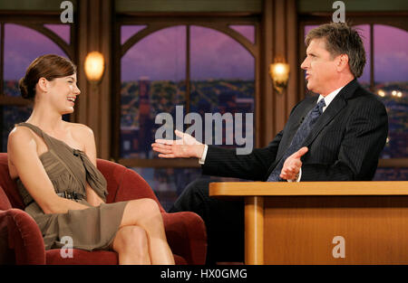 Host Craig Ferguson, sprechen Recht und Schauspielerin Michelle Monaghan während ein Segment der 'The Late Late Show with Craig Ferguson"bei CBS Television City am 8. Oktober 2007 in Los Angeles, Kalifornien. Bildnachweis: Francis Specker Stockfoto