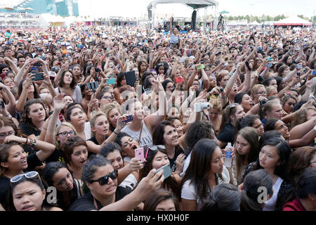 Fans von 5 Sekunden des Sommers in das iHeartRadio Music Festival & Village am 20. September 2014, in Las Vegas, Nevada. Foto von Francis Specker Stockfoto