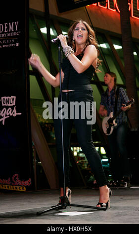 Lady Antebellum mit Hillary Scott führt auf der Fremont Street in Las Vegas, Nevada am 16. April 2010. Foto von Francis Specker Stockfoto