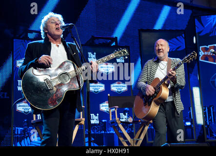 Roger Daltrey, links, und Pete Townshend von the Who eine Pressekonferenz Super Bowl für die Halbzeit-Show am 4. Februar 2010 in Fort Lauderdale, Florida durchführt. Foto von Francis Specker Stockfoto
