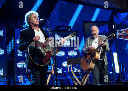 Roger Daltrey, links, und Pete Townshend von the Who eine Pressekonferenz Super Bowl für die Halbzeit-Show am 4. Februar 2010 in Fort Lauderdale, Florida durchführt. Foto von Francis Specker Stockfoto