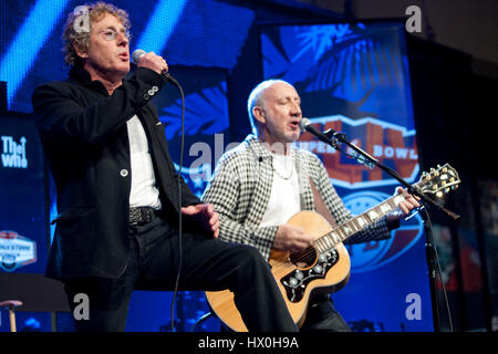 Roger Daltrey, links, und Pete Townshend von the Who eine Pressekonferenz Super Bowl für die Halbzeit-Show am 4. Februar 2010 in Fort Lauderdale, Florida durchführt. Foto von Francis Specker Stockfoto