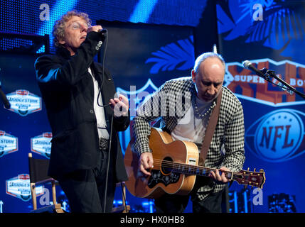 Roger Daltrey, links, und Pete Townshend von the Who eine Pressekonferenz Super Bowl für die Halbzeit-Show am 4. Februar 2010 in Fort Lauderdale, Florida durchführt. Foto von Francis Specker Stockfoto