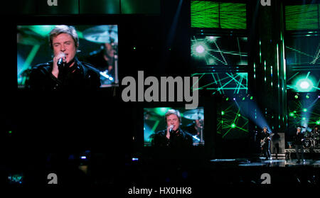 Leadsänger Simon Lebon von Duran Duran auf Sonntag, 18. November 2007 bei den 2007 American Music Awards im Nokia Center in Los Angeles führt. Bildnachweis: Francis Specker Stockfoto