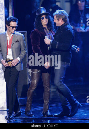 Scott Weiland, links, Slash, treffen Simon Lebon von Duran Duran bei 2007 American Music Awards im Nokia Center in Los Angeles am Sonntag, 18. November 2007. Bildnachweis: Francis Specker Stockfoto