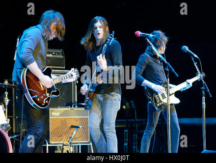 Die Rockgruppe Kings of Leon führt am Montag, 28. März 2005 in San Diego, Kalifornien auf. Fotokredit: Francis Specker Stockfoto