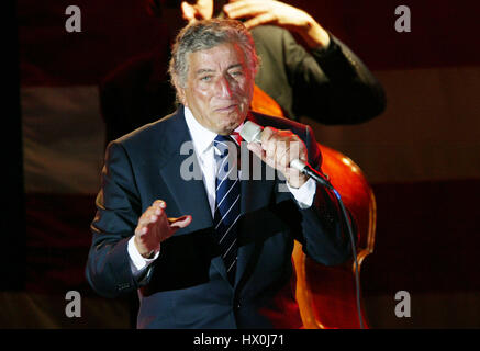 Sänger Tony Bennett singt eine Spendenaktion für John Kerry in Santa Monica, Kalifornien.  am 21. August 2004. Bildnachweis: Francis Specker Stockfoto