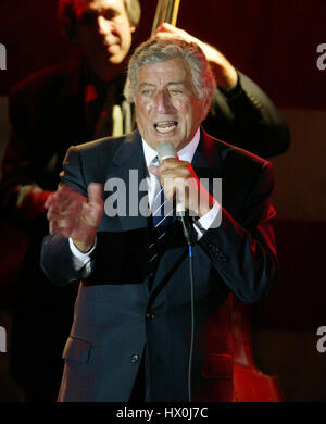 Sänger Tony Bennett singt eine Spendenaktion für John Kerry in Santa Monica, Kalifornien.  am 21. August 2004. Bildnachweis: Francis Specker Stockfoto