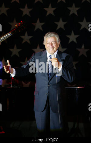 Sänger Tony Bennett singt eine Spendenaktion für John Kerry in Santa Monica, Kalifornien.  am 21. August 2004. Bildnachweis: Francis Specker Stockfoto