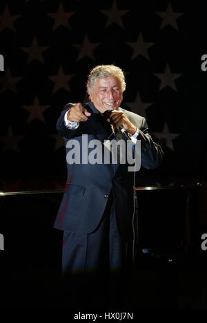 Sänger Tony Bennett singt eine Spendenaktion für John Kerry in Santa Monica, Kalifornien.  am 21. August 2004. Bildnachweis: Francis Specker Stockfoto