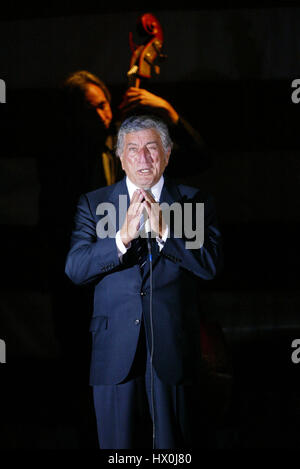 Sänger Tony Bennett singt eine Spendenaktion für John Kerry in Santa Monica, Kalifornien.  am 21. August 2004. Bildnachweis: Francis Specker Stockfoto